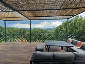 An outdoor patio with a view of green hills and mountains. - House with swimming pool & exceptional view of the Vercors - Absolute peace and quiet (Chabrillan)