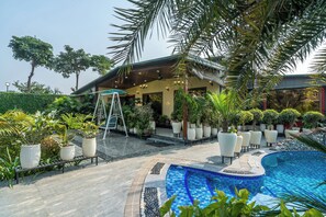 Una piscina al aire libre