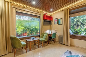 Free WiFi - Elivaas Leo's Den 4BHK With Private Pool (Greater Noida)