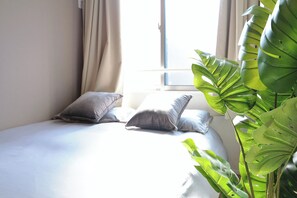 Villa, balkon, uitzicht op de stad | Verduisterende gordijnen, een strijkplank/strijkijzer, gratis wifi