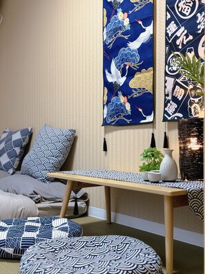 ผ้าม่านกันแสง, เตารีด/โต๊ะรีดผ้า, Wi-Fi ฟรี, ผ้าปูที่นอน