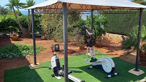 An outdoor gym with exercise equipment under a covered structure. - Apartment 'Appartamento Cosimo' with Sea View, Wi-Fi and Air Conditioning (Marina di Pescoluse)