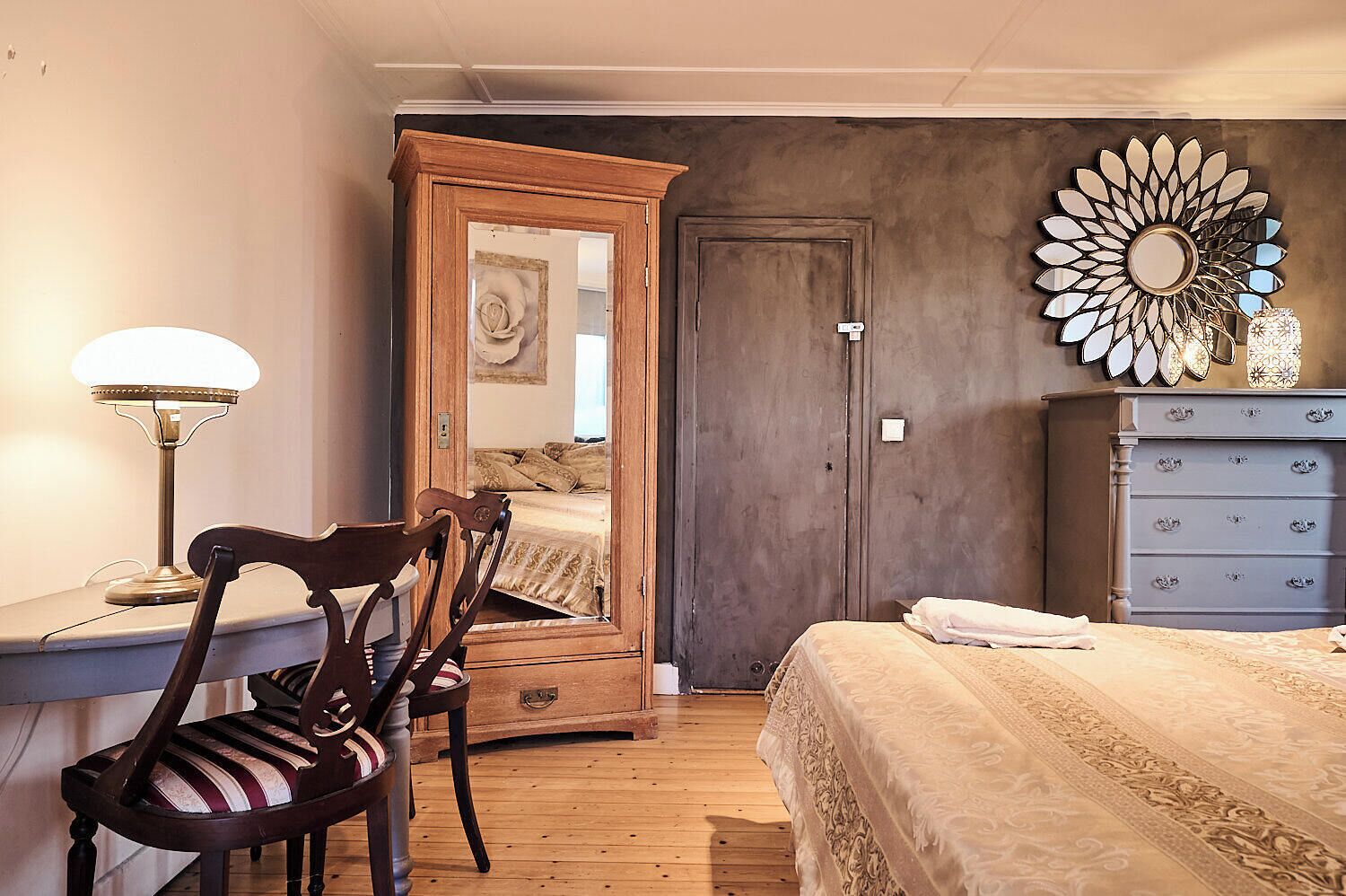 6 bedrooms, iron/ironing board, free WiFi, bed sheets