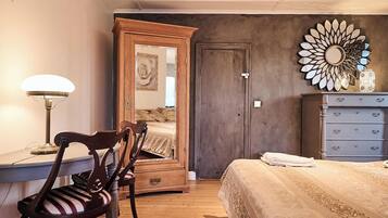 6 bedrooms, iron/ironing board, free WiFi, bed sheets