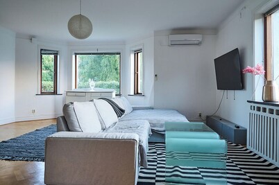 Spacious six-bedroom home.  Söderrasens National Park is only 23 miles away.