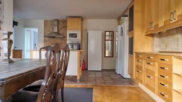 Kylskåp, mikrovågsugn, ugn och spishäll