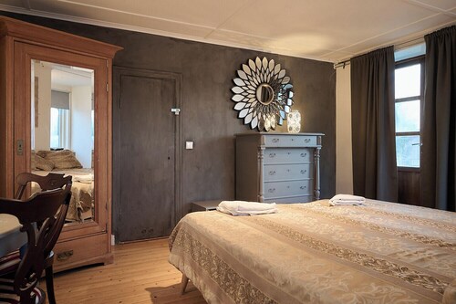 Spacious six-bedroom home.  Söderrasens National Park is only 23 miles away.