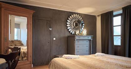 Spacious six-bedroom home. Söderrasens National Park is only 23 miles away.