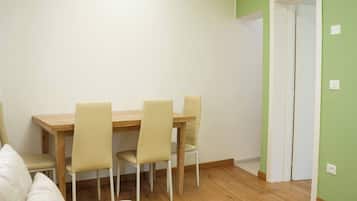 Apartment, 1 Bedroom, Smoking | Dining room