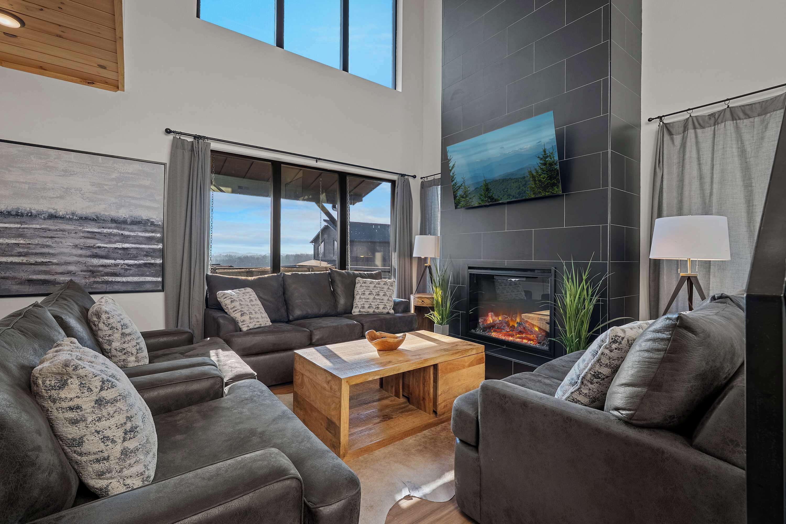 Televisie, een open haard en een kantoor