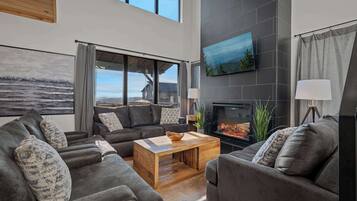 Televisie, een open haard en een kantoor