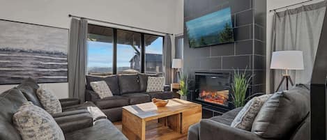 Televisión, chimenea y oficina