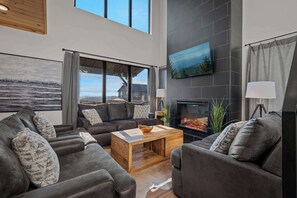 تلفزيون، مدفأة، مكتب