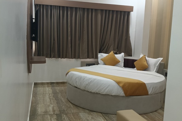 Deluxe Double Room, City View | Laptop workspace, iron/ironing board, WiFi (free)