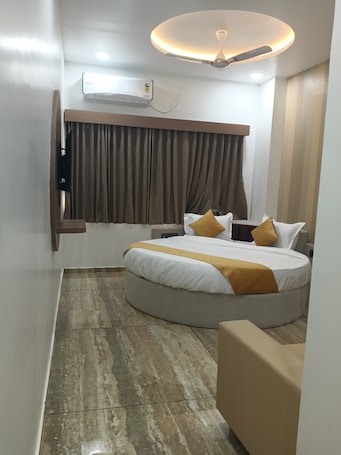 Deluxe Double Room, City View | Laptop workspace, iron/ironing board, free WiFi. Hotel Rose Prime