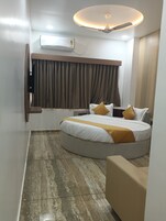 Espacio para trabajar con laptop y tabla de planchar con plancha