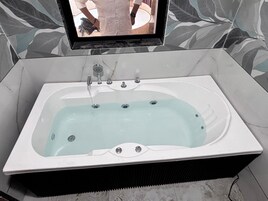 Pantuflas, toallas, jabón, shampoo