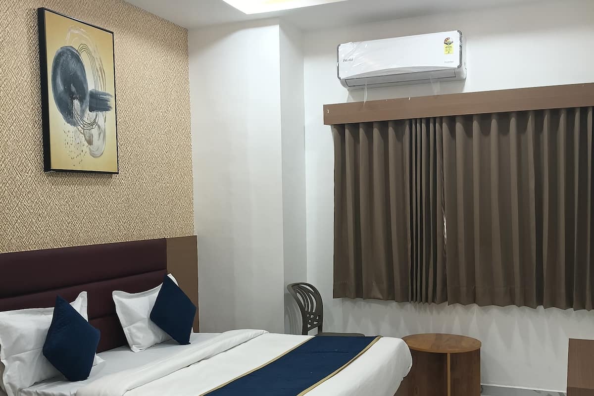 Deluxe Double Room, City View | Laptop workspace, iron/ironing board, free WiFi