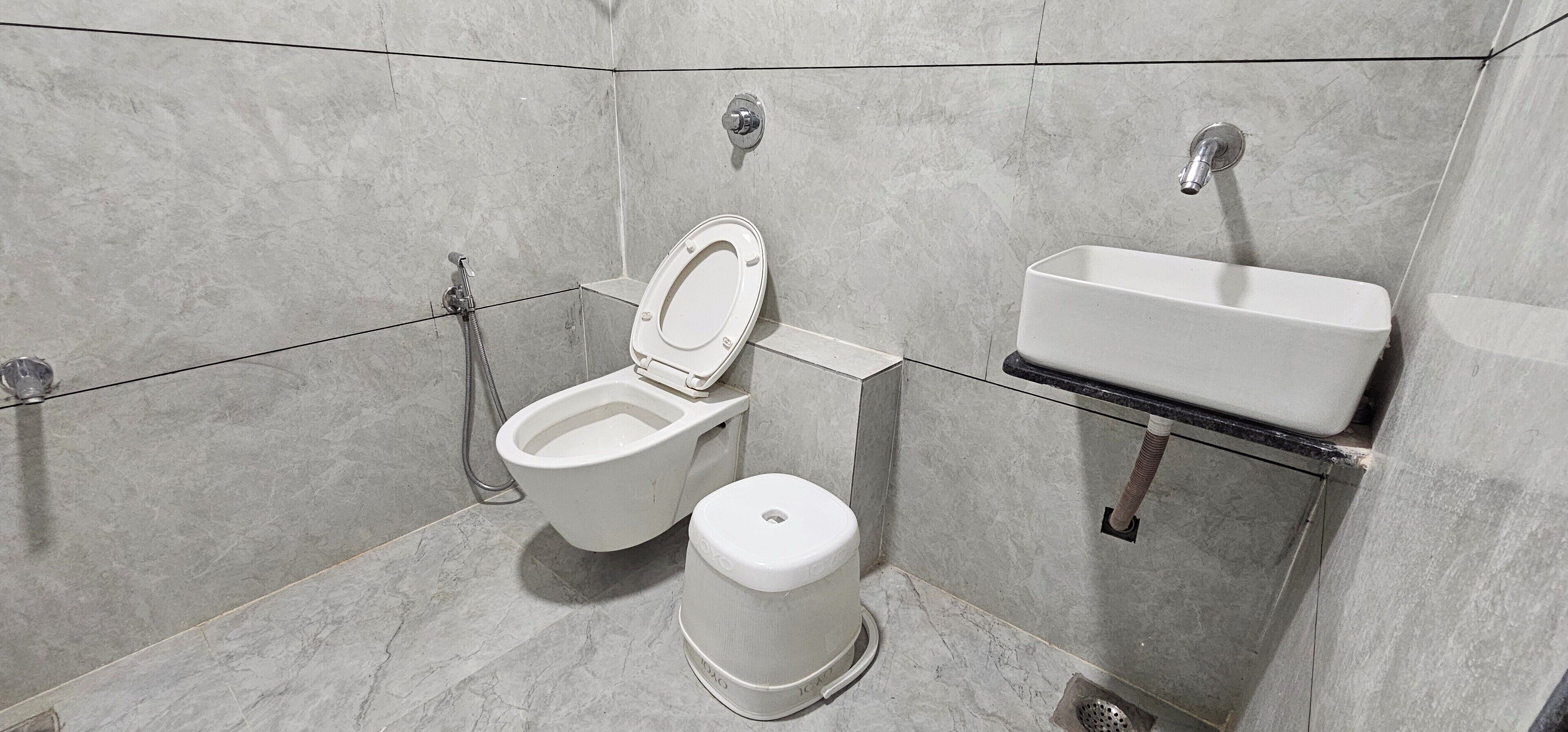 Deluxe Double Room, City View | Bathroom | Slippers, towels, soap, shampoo