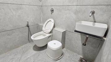 Deluxe Double Room, City View | Bathroom | Slippers, towels, soap, shampoo