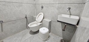 Slippers, towels, soap, shampoo - Hotel Rose Prime (Anand)