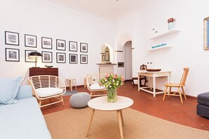 TV, books - Central and spacious apartment near St. Peter-Tiny House (Roma)