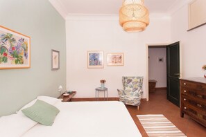 1 habitación, tabla de planchar con plancha, wifi gratis y ropa de cama 