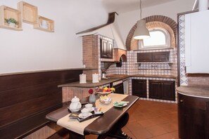 Fridge, microwave, oven, stovetop - Central and spacious apartment near St. Peter-Tiny House (Roma)