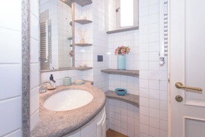 Regadera, secadora de cabello, bidet, toallas 
