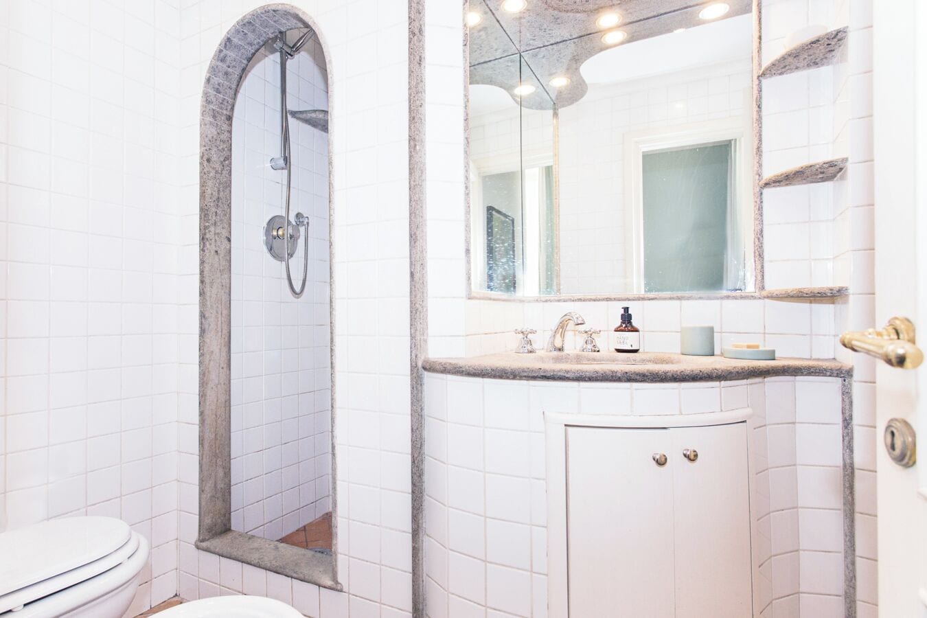 Bruser, hårtørrer, bidet, håndklæder