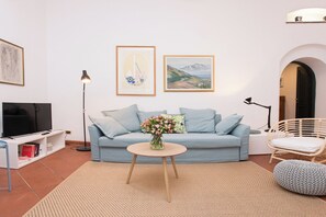 TV, books - Central and spacious apartment near St. Peter-Tiny House (Roma)