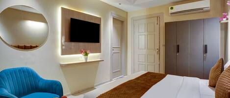 Tabla de planchar con plancha, wifi y ropa de cama