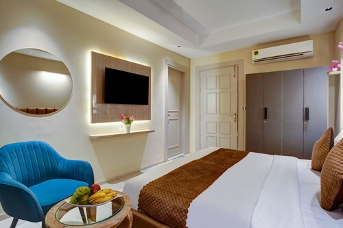 Charming 6-bedroom bed & breakfast in pleasant neighborhood Near Gurgaon Metro