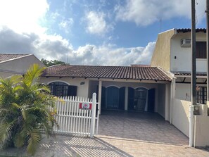 Exterior - Plenty of space and comfort | Spacious beach house 50m from the sea (Matinhos)