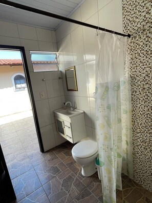 Bathroom - Plenty of space and comfort | Spacious beach house 50m from the sea (Matinhos)