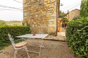 Outdoor dining - Farmhouse 'Borgo Dolci Colline-Ziraia' (Castiglion Fiorentino)