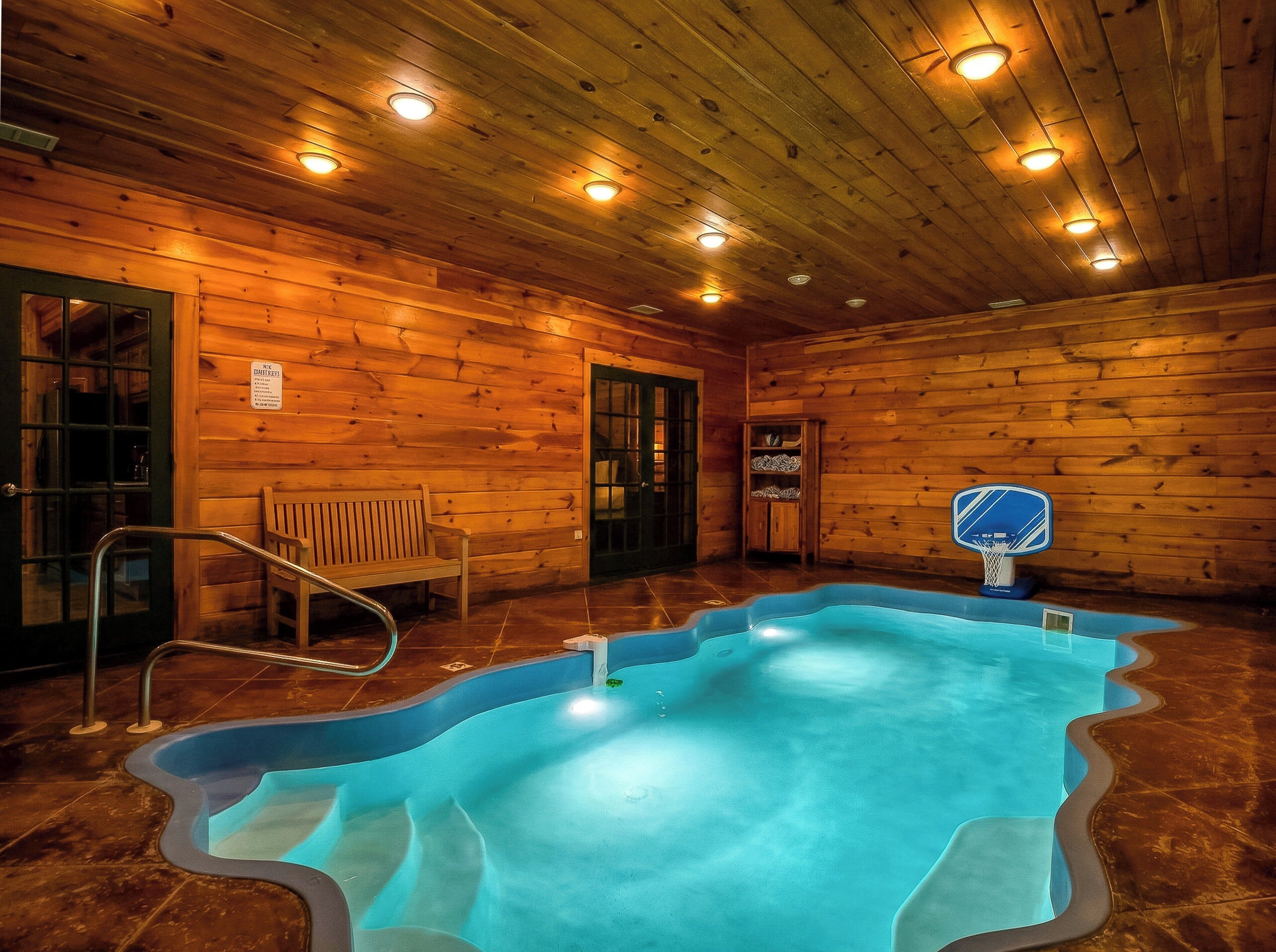 من حمّامات السباحة المغطاة