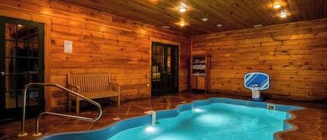 من حمّامات السباحة المغطاة