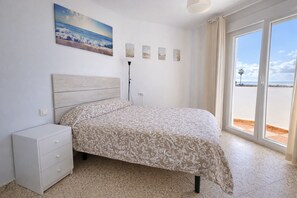 3 slaapkamers, een strijkplank/strijkijzer, wifi, beddengoed