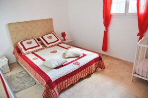 Iron/ironing board, Internet, bed sheets - AIR-CONDITIONED VILLA WITH POOL - COTE D'AZUR - PETS WELCOME (Le Tignet)
