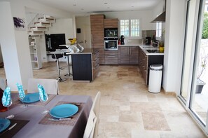 Microwave, oven, stovetop, dishwasher - AIR-CONDITIONED VILLA WITH POOL - COTE D'AZUR - PETS WELCOME (Le Tignet)