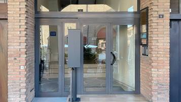 Apartment, Multiple Bedrooms, City View | Perincian bahagian luar