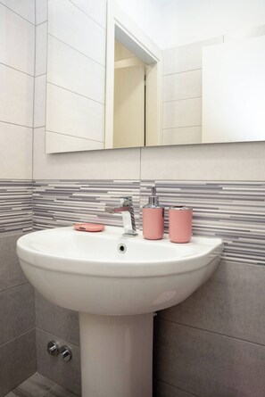 Apartment, City View | Bilik Mandi