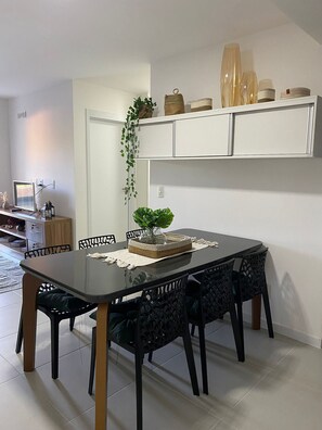 Apartment | Dining - Apartamento Acessível em Cond. de Luxo  (Arraial do Cabo)