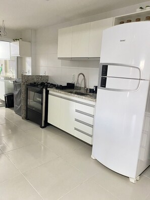 Private kitchen - Apartamento Acessível em Cond. de Luxo  (Arraial do Cabo)