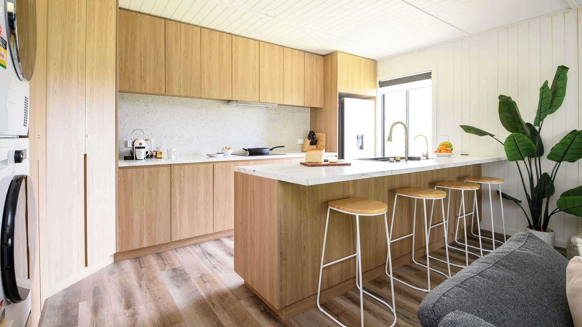 Kjøleskap, ovn, kokeplater og oppvaskmaskin