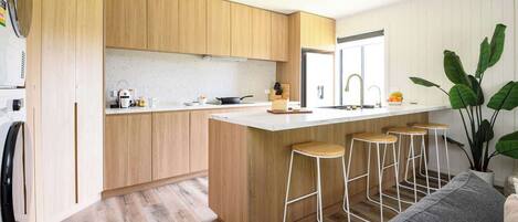 Refrigerador, horno, placa de cocina, lavavajillas