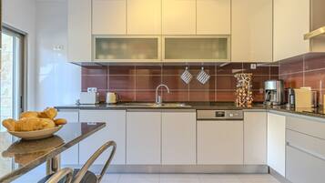 Réfrigérateur, four à micro-ondes, un four, surface de cuisson