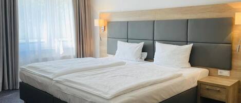 Dobbelt- eller tomannsrom, byutsikt | Skrivebord, skrivebord for bærbar PC og wi-fi (inkludert)