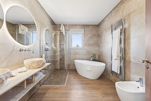 Shower, hair dryer, bidet, towels - Villa Joya (Almancil)